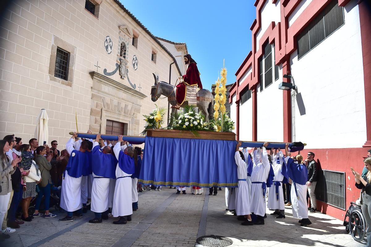 Alzan el paso de 'La Borriquita', en Plasencia.