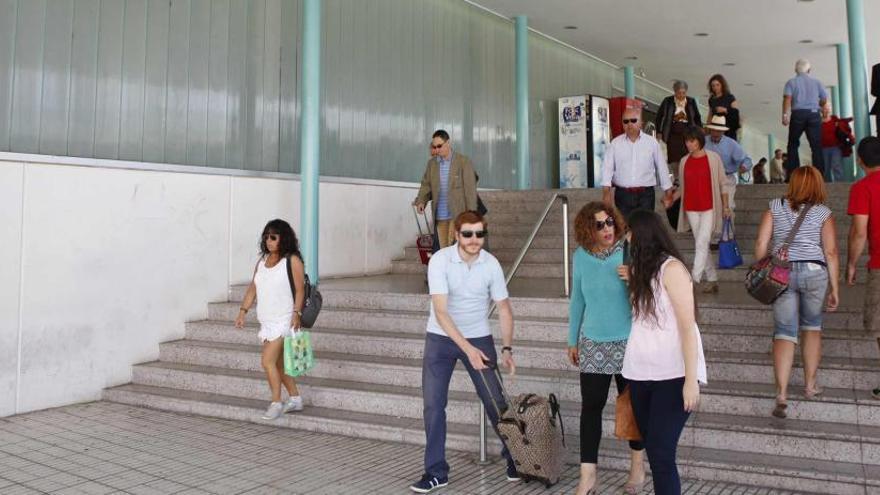 Viajeros que tuvieron que cubrir el último trayecto del viaje a Madrid en Cercanías, en la estación de Gijón.
