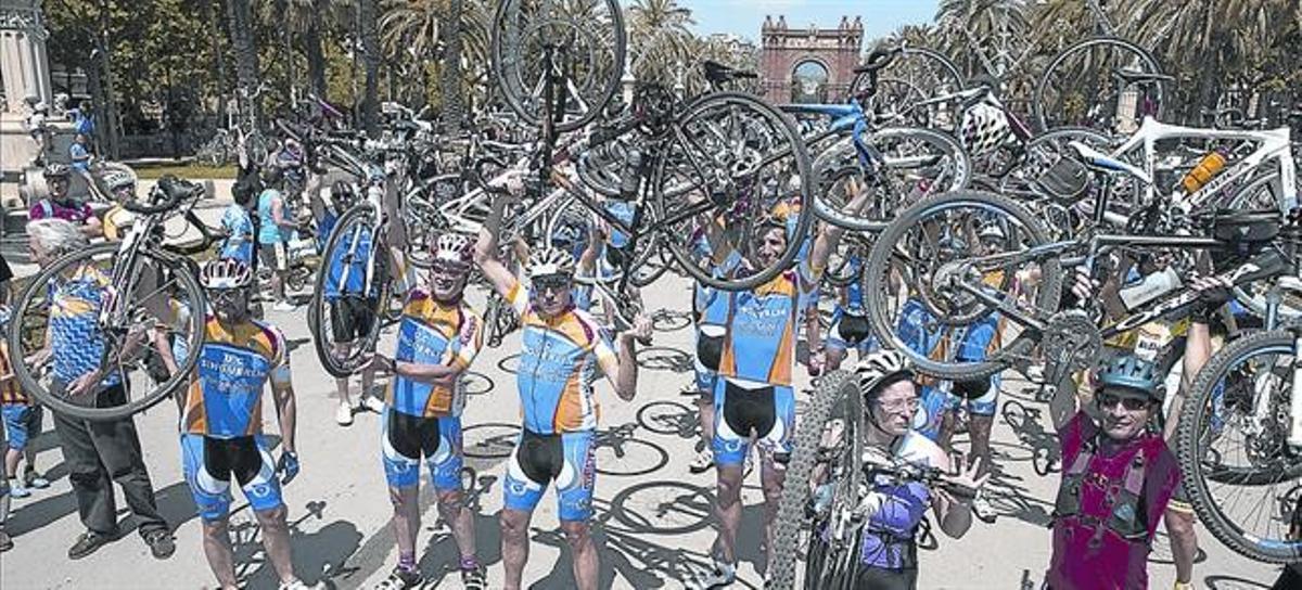 Protesta 8 Ciclistes congregats ahir a Barcelona branden les seves bicis en pro dels seus drets.