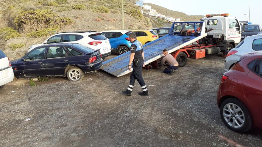 La grúa retira cinco vehículos abandonados al día en Las Palmas de Gran Canaria