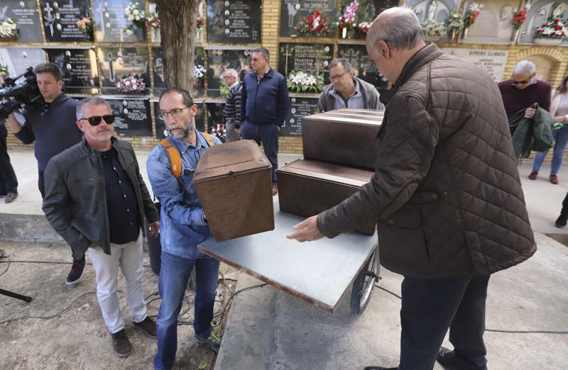 Entrega de los restos de los fusilados por el franquismo a sus familiares, en Paterna