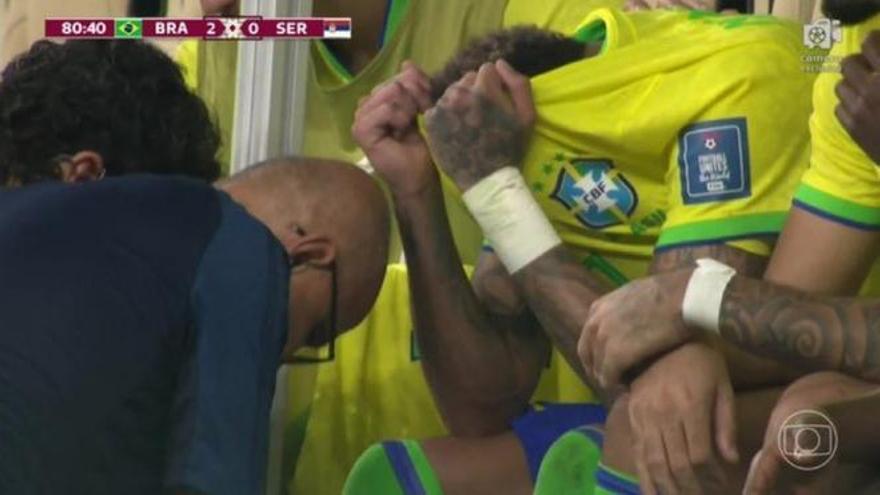 Neymar llora tras su lesión.