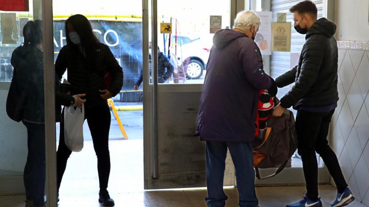 Dispositivo de la Guardia Urbana contra la venta de objetos robados en el Mercat del Besòs