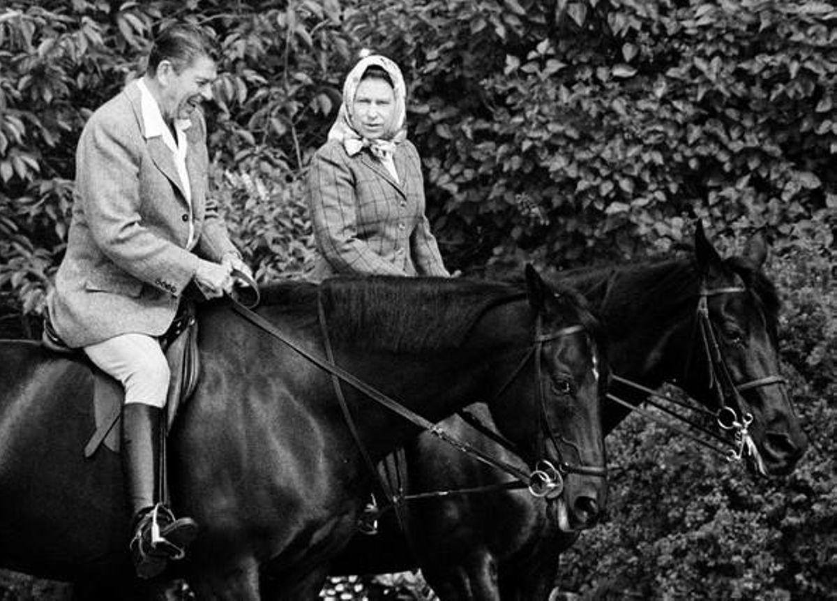 La reina Isabel II munta a cavall amb el president dels EUA, Ronald Reagan, al castell de Windsor, el 1982.