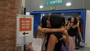 Dos chicas se desean suerte con un abrazo antes de empezar los exámenes de la selectividad en la Universitat Pompeu Fabra