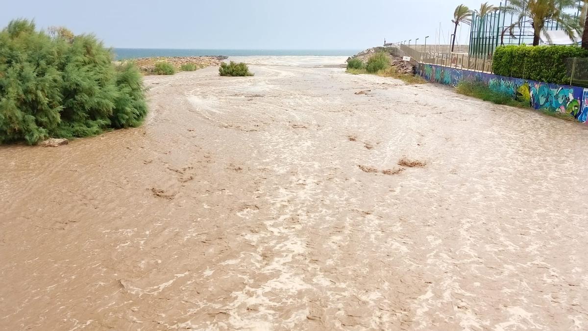 Así baja la rambla del Cañarete de Águilas tras la fuerte tromba