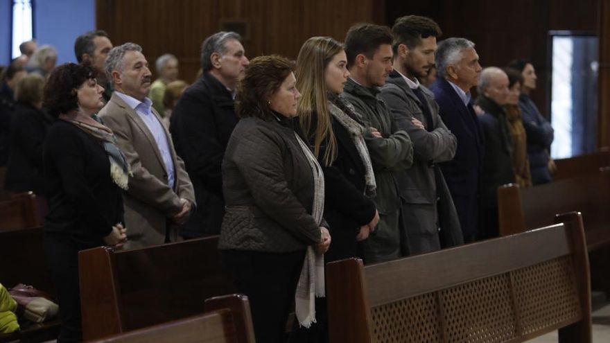 Asistentes al funeral de Enrique Pedro Fernández, esta tarde.