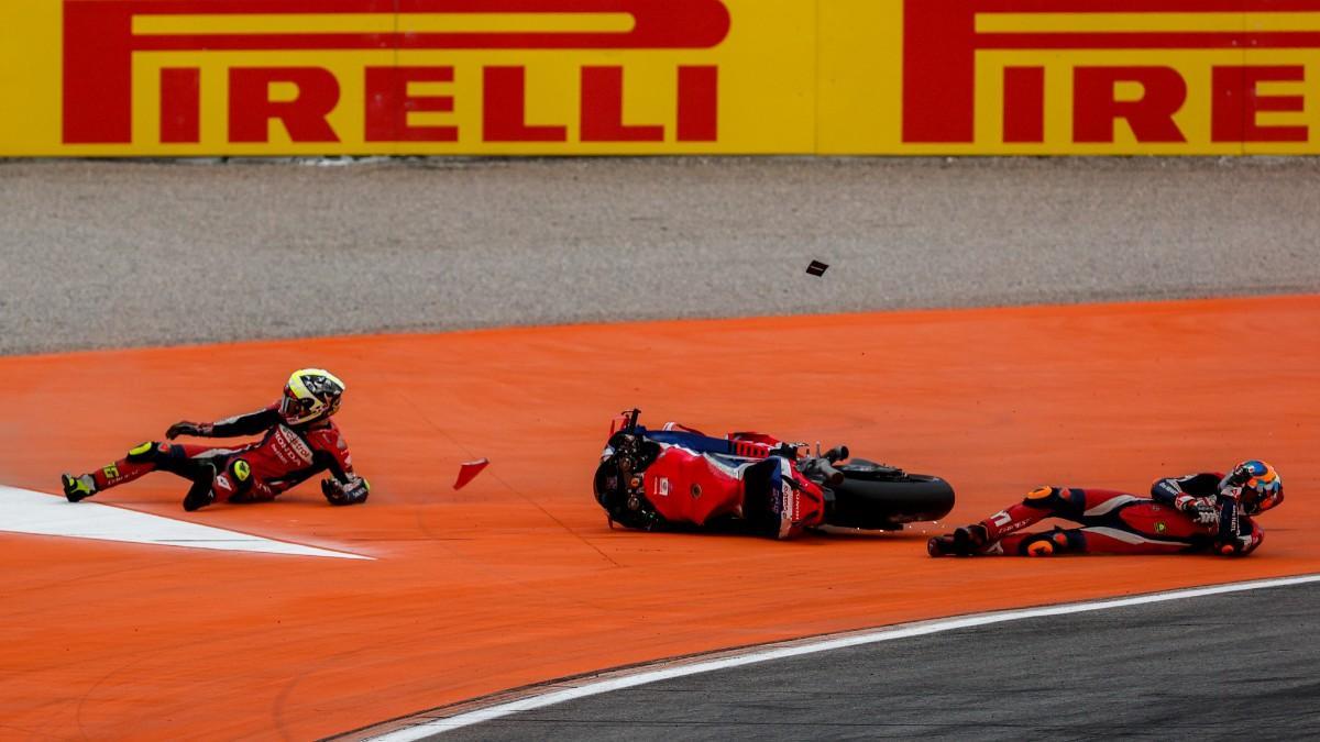 Mir y Marini se fueron al suelo