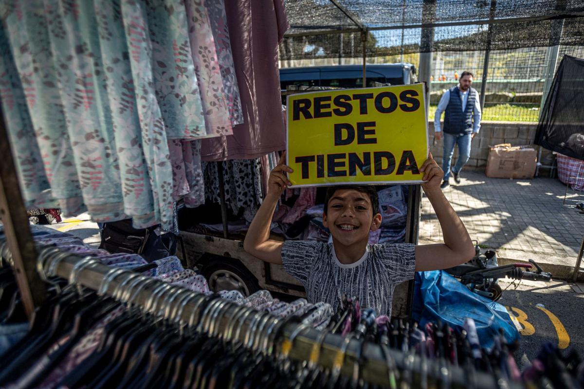 El histórico mercado ambulante inicia un exilio temporal: las obras de reforma del barrio exigen dejar libres las calles del Acer, de la Metal·lúrgia y del Crom, donde los puestos comerciales llevaban más de 50 años asentados. La nueva ubicación es desde el cruce de la calle de los Ferrocarrils Catalans con calle Foc hasta el cruce de la calle de la Mare de Déu de Port con el de calle Motors.