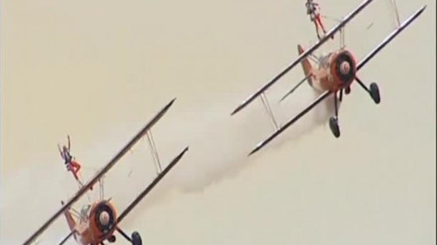 Dos niñas de 9 años, las wingwalkers más jóvenes