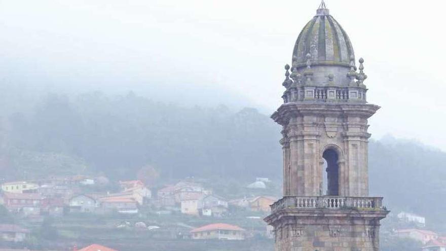 A principios de diciembre las lluvias abrieron un boquete en la techumbre del monasterio del siglo XII. // Marta G. Brea