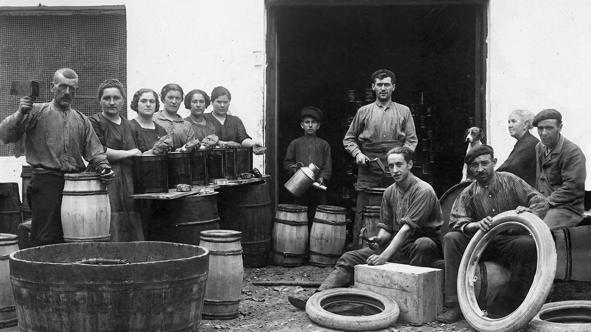 Imagen histórica de Conservas Ortiz, una firma familiar fundada en Ondarroa en 1891 y hoy dirigida por la quinta generación.