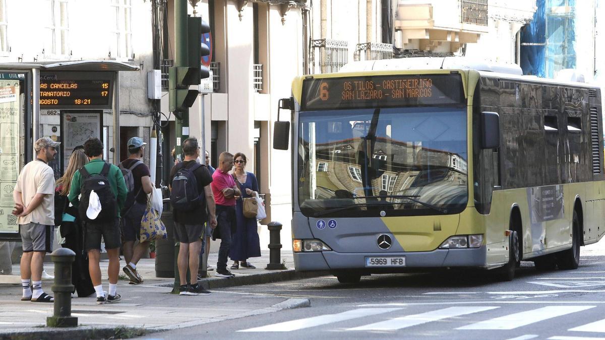 Autobús de la línea 6 del transporte urbano de Santiago que realiza el recorrido hasta Os Tilos, en el término municipal de Teo