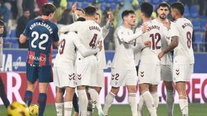 Resumen, goles y highlights del Huesca 2 - 3 Eibar de la jornada 23 de LaLiga Hypermotion