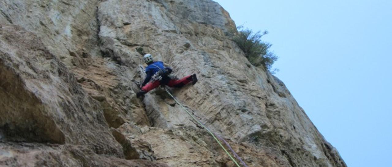 Un escalador asciende la Peña de Sin, lugar del accidente.