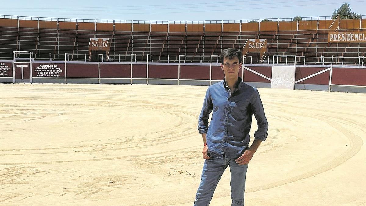 Samuel Navalón posa para la entrevista en la plaza de toros portátil montada en Ayora