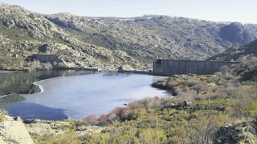 Las bajas temperaturas de la sierra sanabresa crean una lámina de hielo en las lagunas