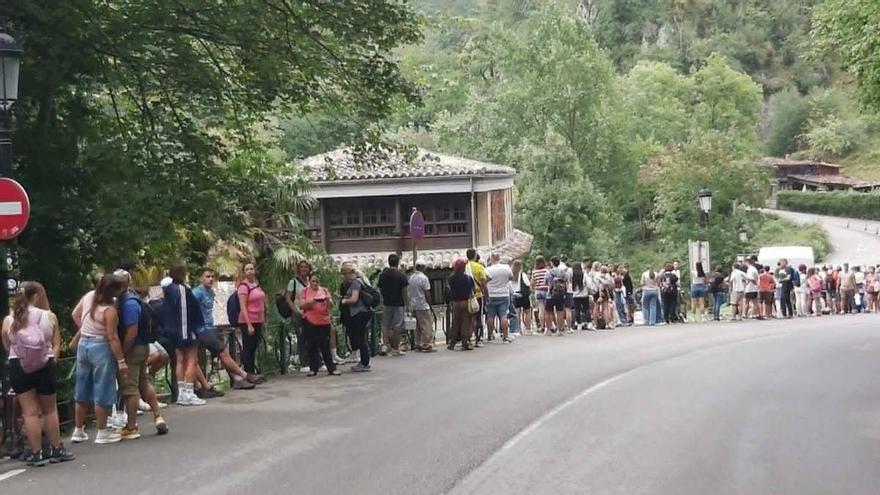 El indiscutible "tirón" de los Lagos de Covadonga: largas colas para coger taxis y autobuses en el santuario