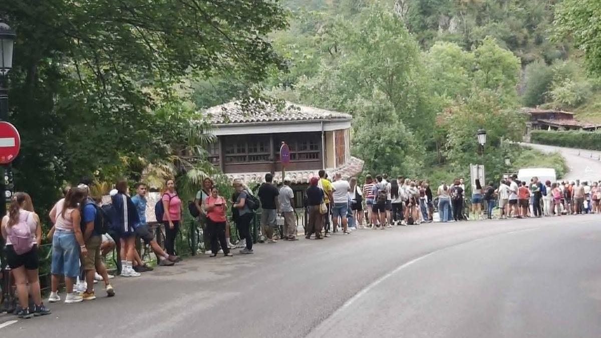 Colas de usuarios en Covadonga.