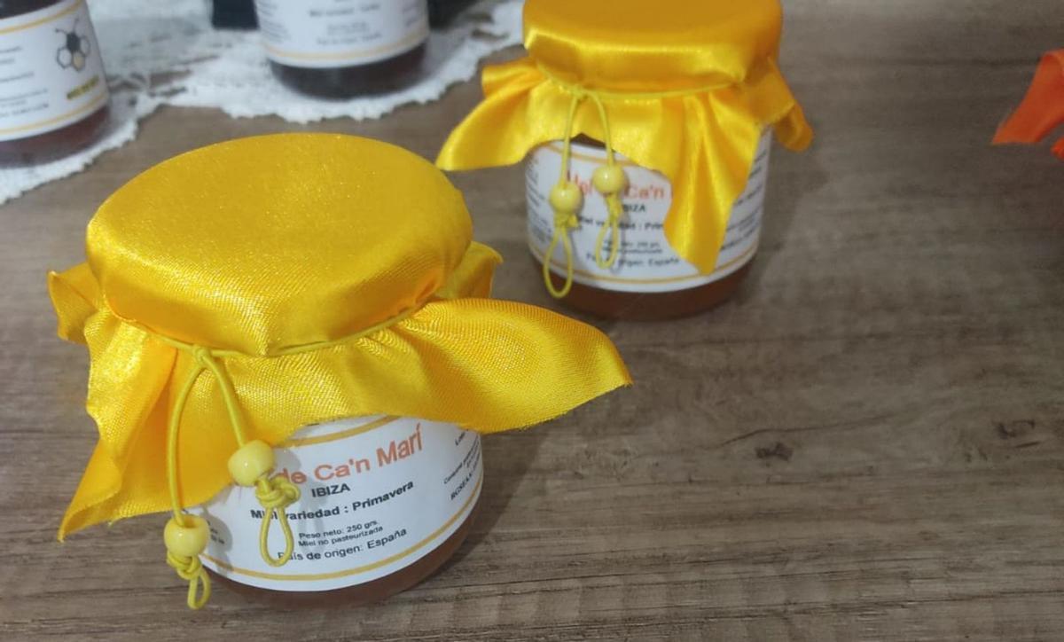 Dos botes de la miel premiada en París.