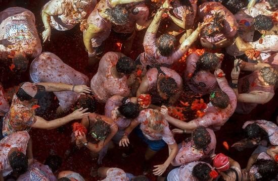 Impactants imatges de la Tomatina de Bunyol