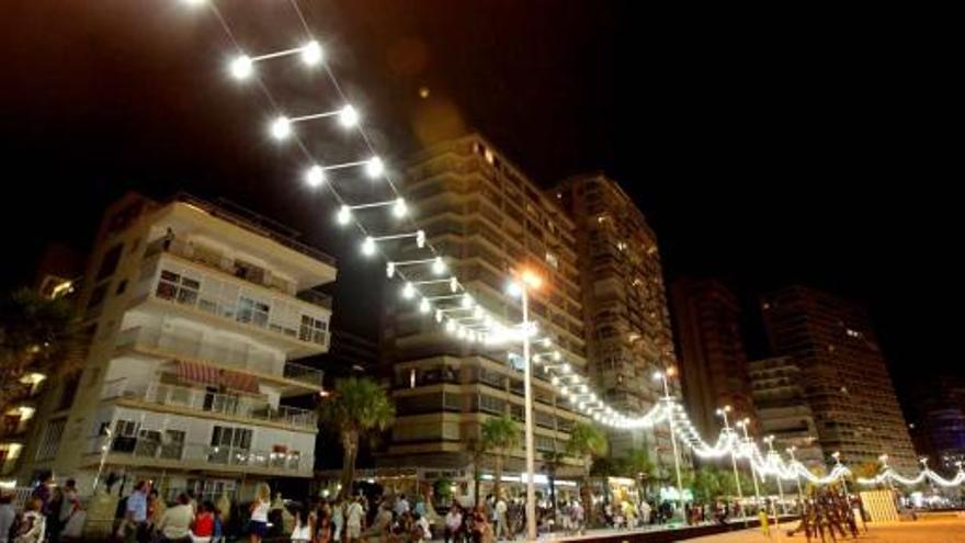 Paseo de Levante de Benidorm, donde las guirnaldas se quedarán encendidas pero se apagarán la mitad de los proyectores que iluminan la arena de la playa.