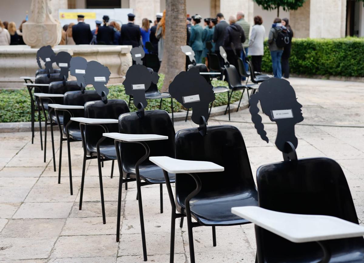 Sillas vacías en homenaje a las 38 mujeres asesinadas por el machismo.