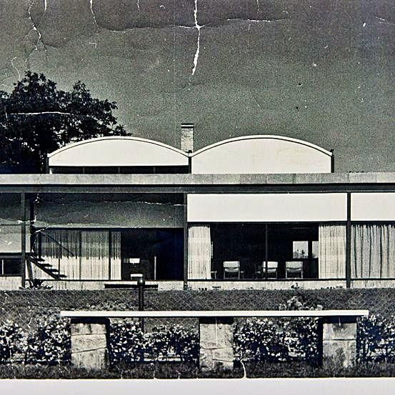 Sede del Club de Tenis, de 1963, en Somió.