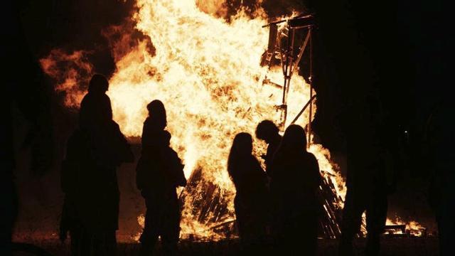 El encendido de los Nou Focs es a medianoche. | VICENT MARÍ