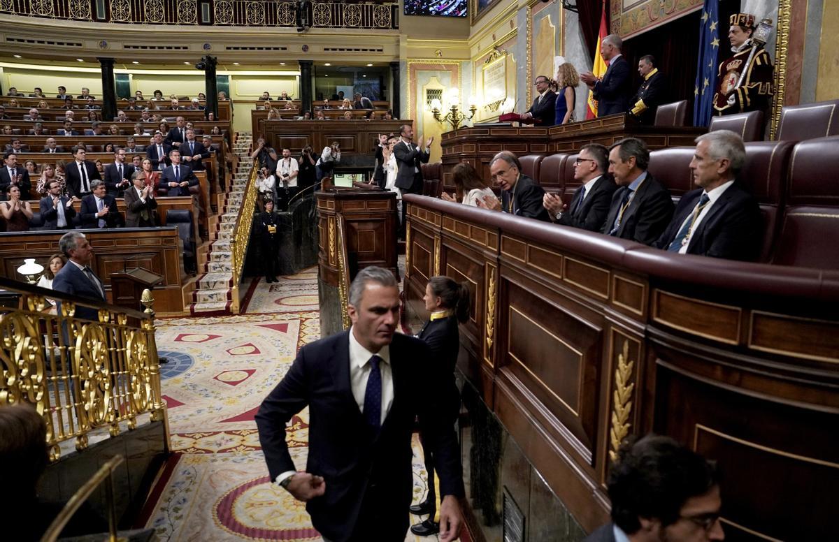 El diputado de Vox, Ortega Smith, abandona el hemiciclo al comienzo del discurso del presidente de Colombia.