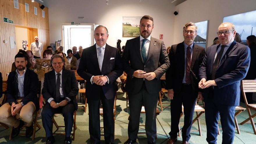 Por la izquierda, Bruno López, Alfredo Fernández (Banco Sabadell), Pablo Junceda, Daniel González, Carlos Arola y Santiago Rodríguez Vega, antes del inicio del acto. | MARA VILLAMUZA