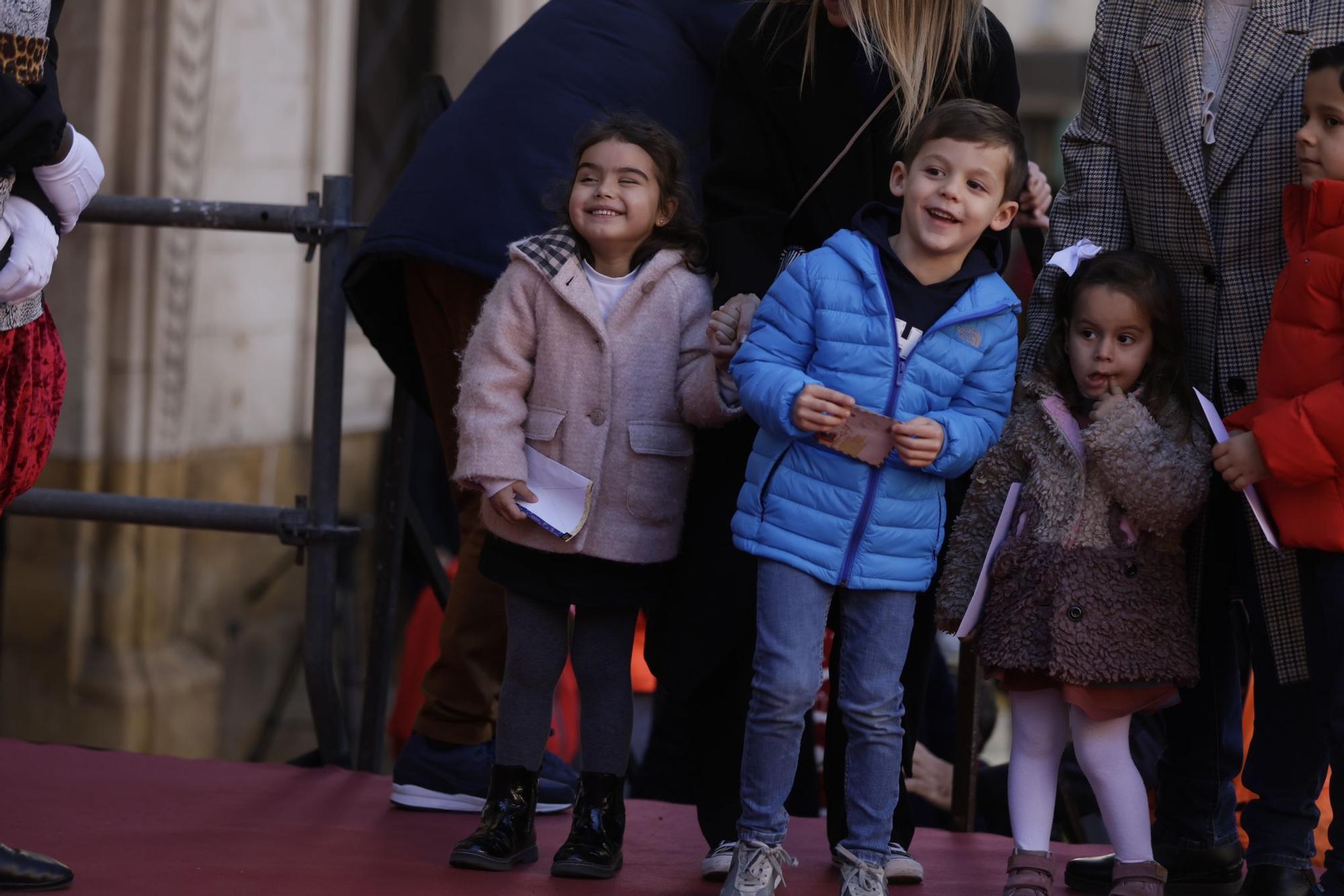 Los pajes reales reciben a cientos de niños frente al Ayuntamiento de Palma