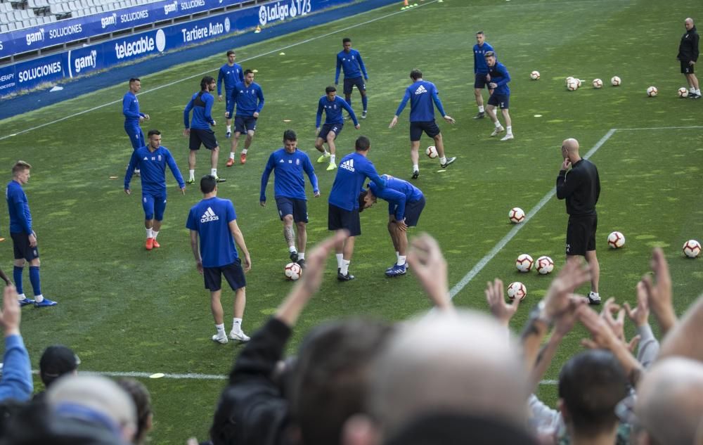 Los oviedistas apoyana a su equipo antes del derbi