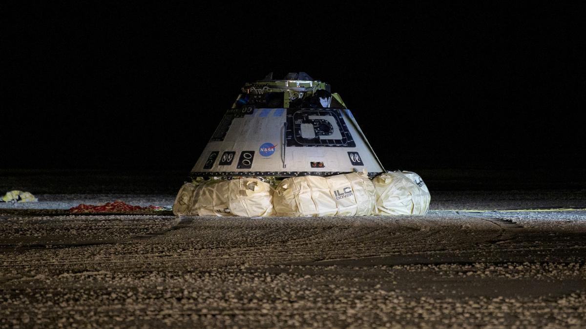 FILE PHOTO: The Boeing CST-100 Starliner spacecraft, which had been launched on a United Launch Alliance Atlas V rocket, is seen after its descent by parachute following an abbreviated Orbital Flight Test for NASA’s Commercial Crew programs in White Sands, New Mexico, U.S. December 22, 2019. NASA/Bill Ingalls via REUTERS. THIS IMAGE HAS BEEN SUPPLIED BY A THIRD PARTY. MANDATORY CREDIT/File Photo / NARCH/NARCH30 3TP MNDTY