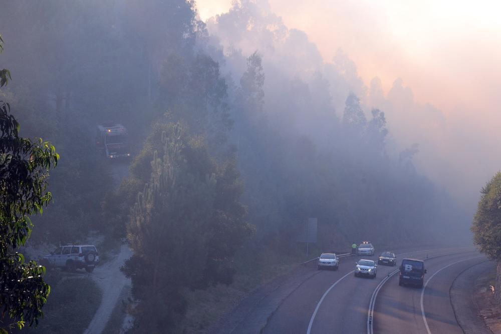 Un nuevo incendio en Cangas provoca cortes de tráfico en el Corredor do Morrazo