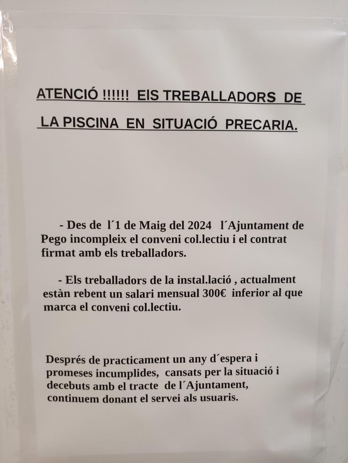 Carteles que han colocado los trabajadores de la piscina