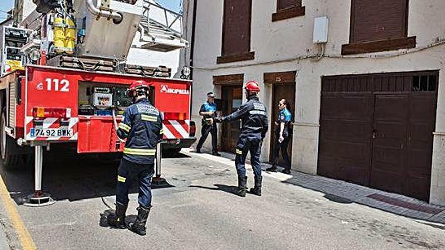 Los bomberos asentando el primer camión para rescatar al felino