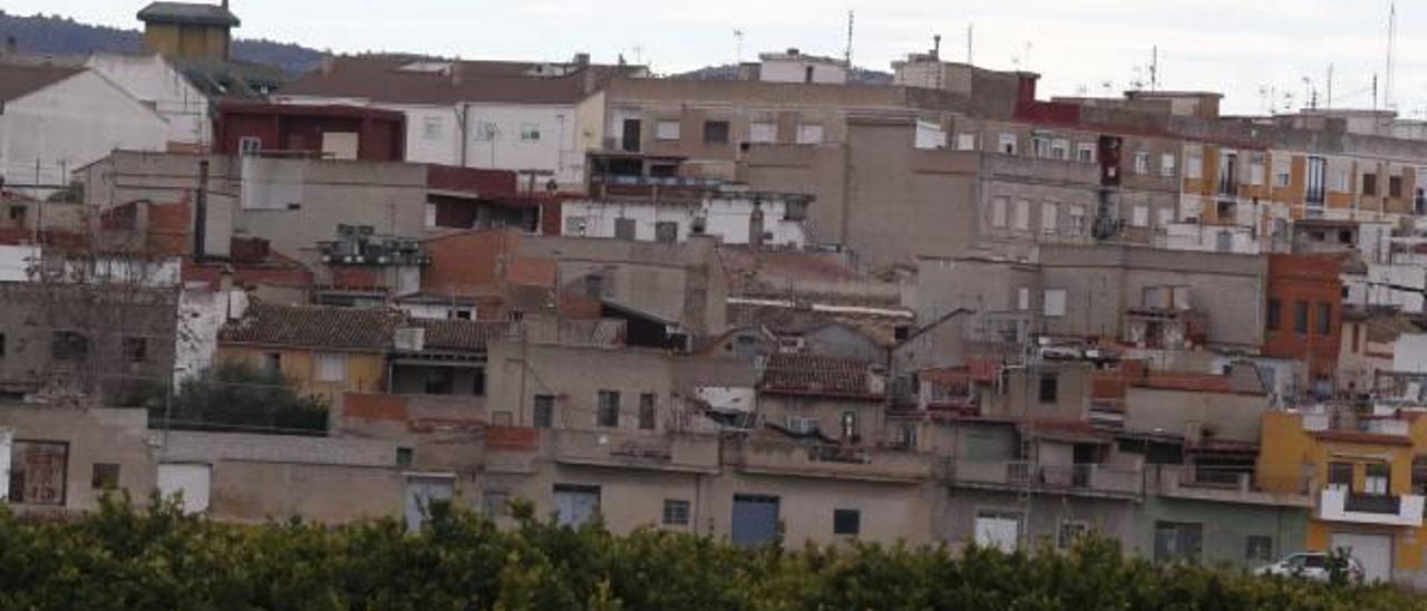 Un barrio de Alberic sufre cortes de luz casi a diario por los enganches ilegales