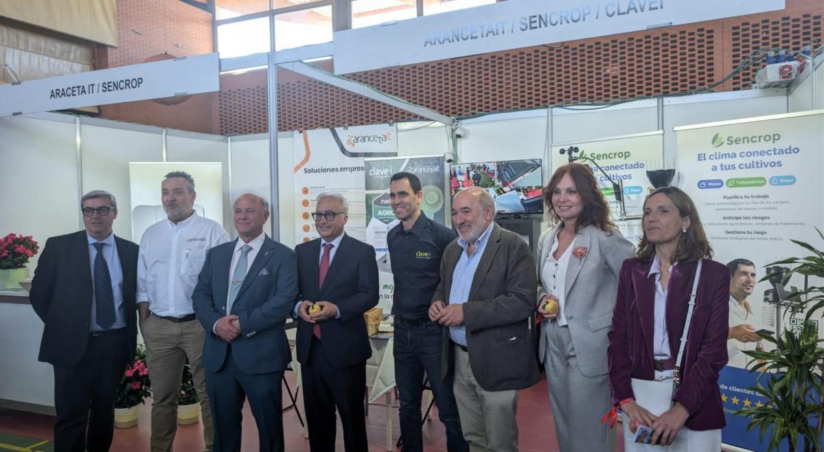 El consejero de Agricultura del Gobierno de Aragón, Javier Rincón, inauguró la muestra.  | SERVICIO ESPECIAL