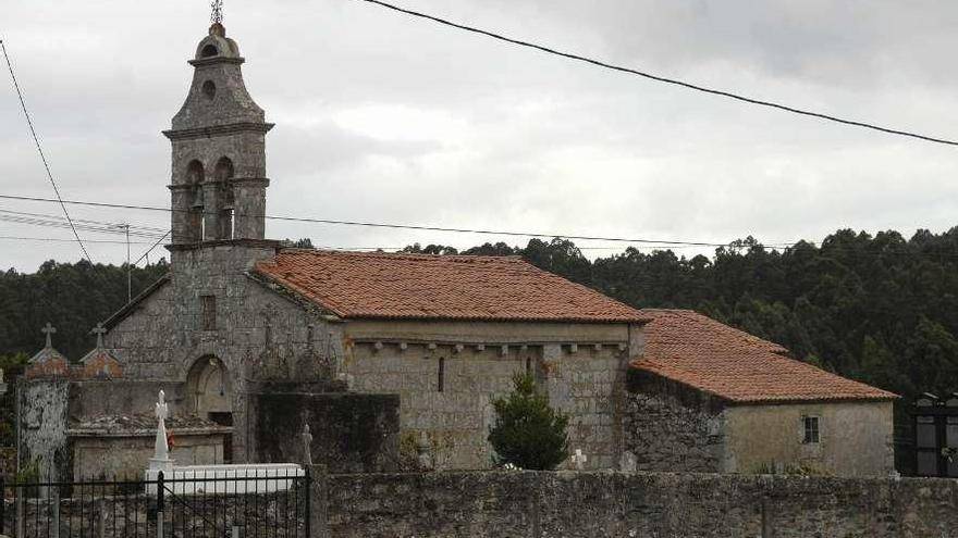 Vista exterior de una iglesia parroquial de Coirós.