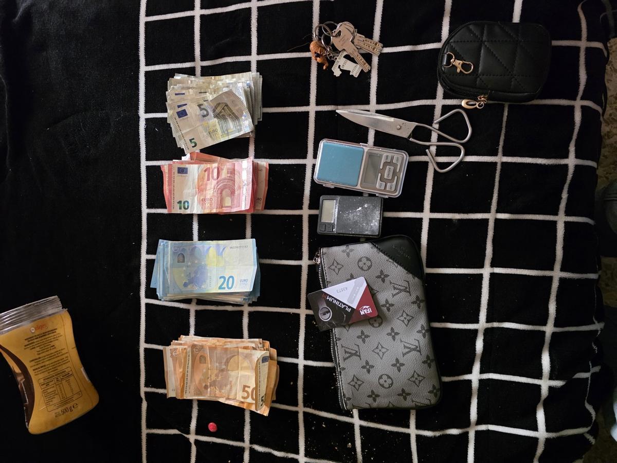 Dinero y objetos intervenidos en la vivienda.