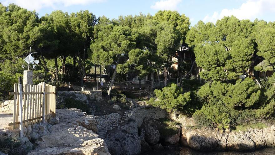 La vegetación envuelve el complejo, con escaleras de piedra que permiten bajar hasta la playa.