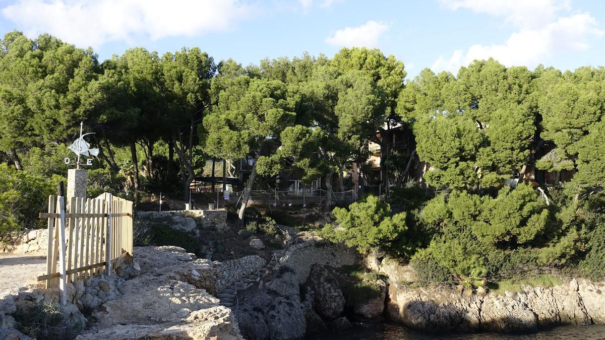 La vegetación envuelve el complejo, con escaleras de piedra que permiten bajar hasta la playa.