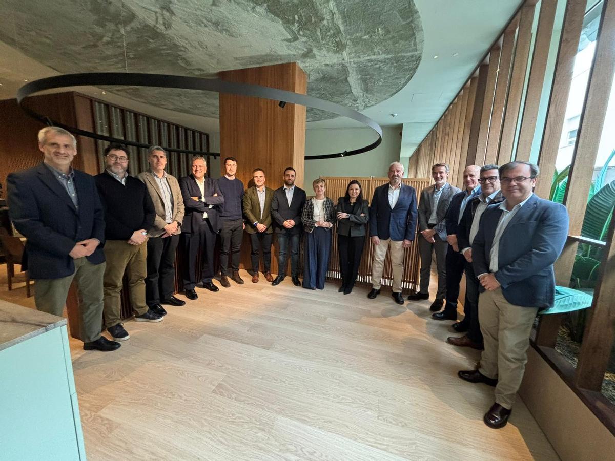 Un momento del encuentro con la consellera.