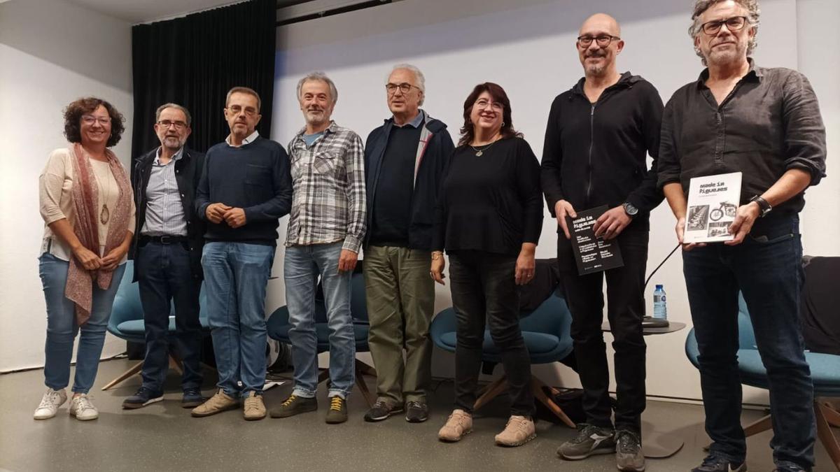 Comissaris i autors del catàleg de l’exposició amb el regidor de Cultura