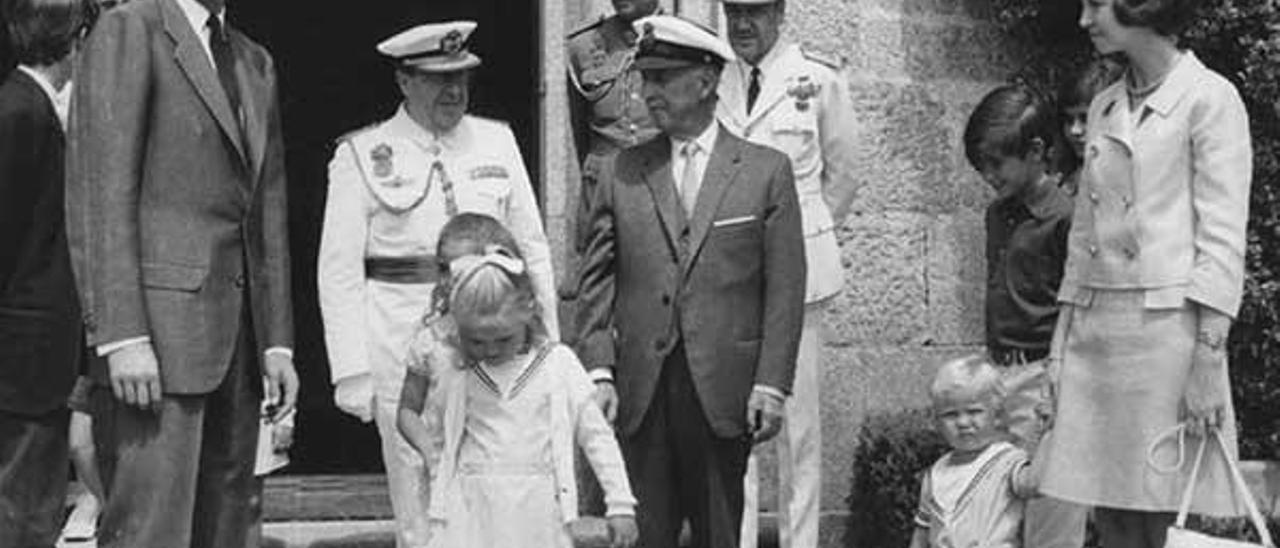 Franco, de civil, cos daquela príncipes Juan Carlos e Sofía, ás portas do pazo de Meirás. //Arquivo FARO