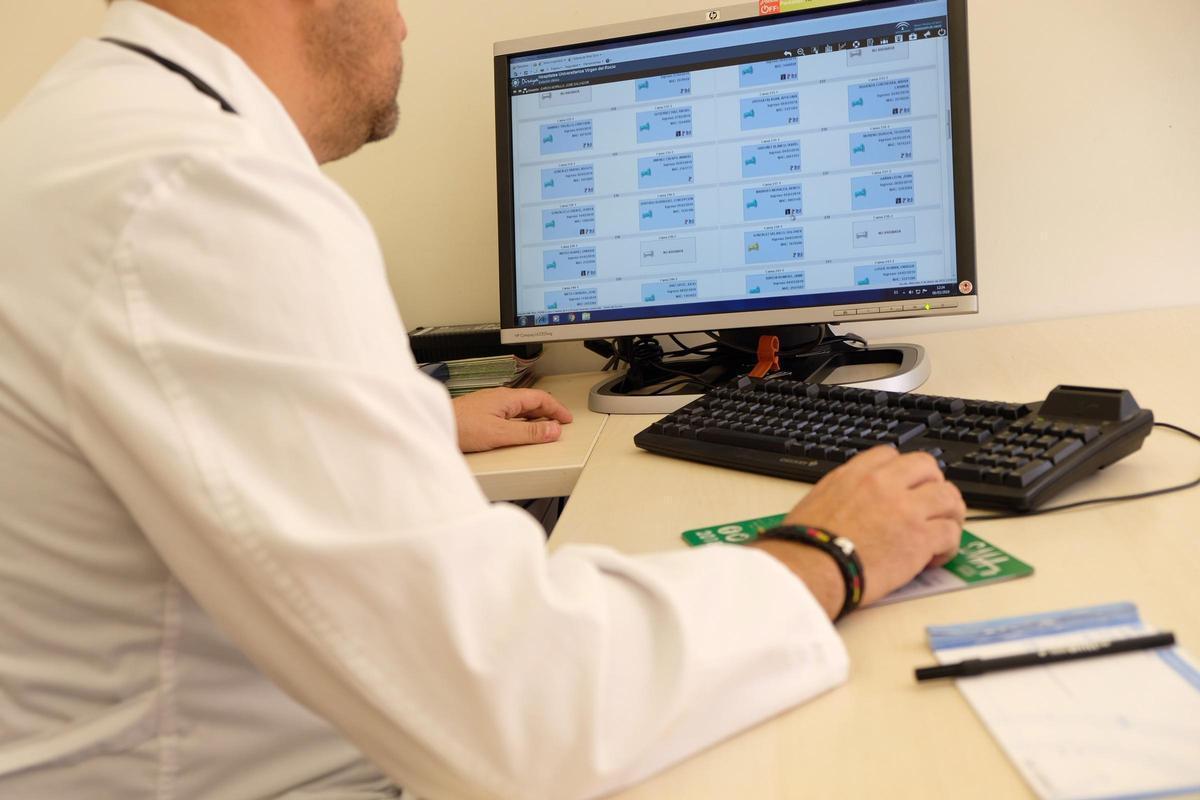 Más de 1.200 médicos utilizarán la IA a final de año en la implantación de un sistema de comunicación con el paciente que ya se ha probado.