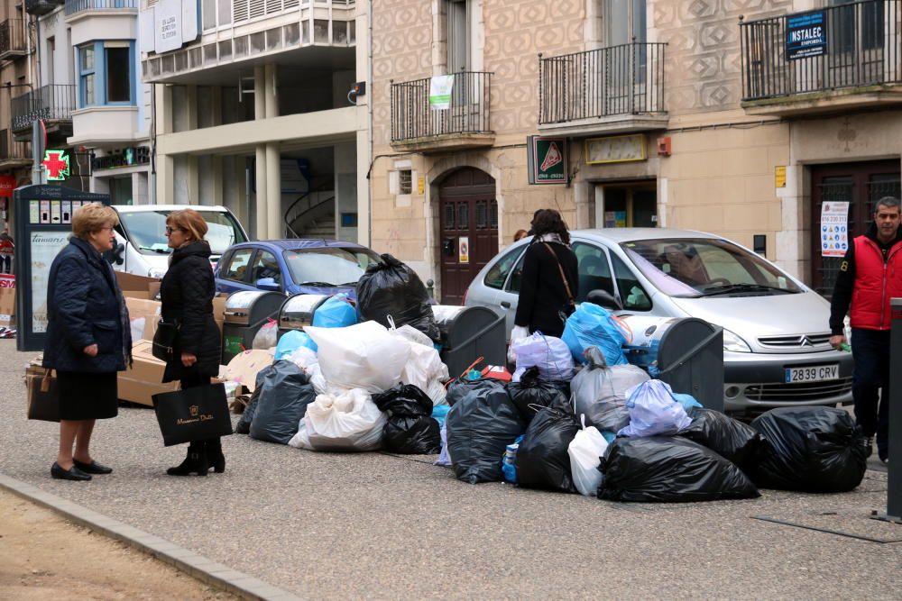 Les escombraries es comencen a acumular a Figueres