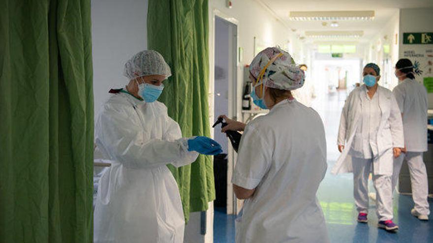 Professionals sanitaris atenen malalts de coronavirus a l&#039;Hospital Clínic.