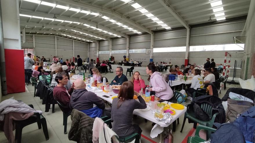 Un momento de la comida en el polideportivo del colegio. | A. R.